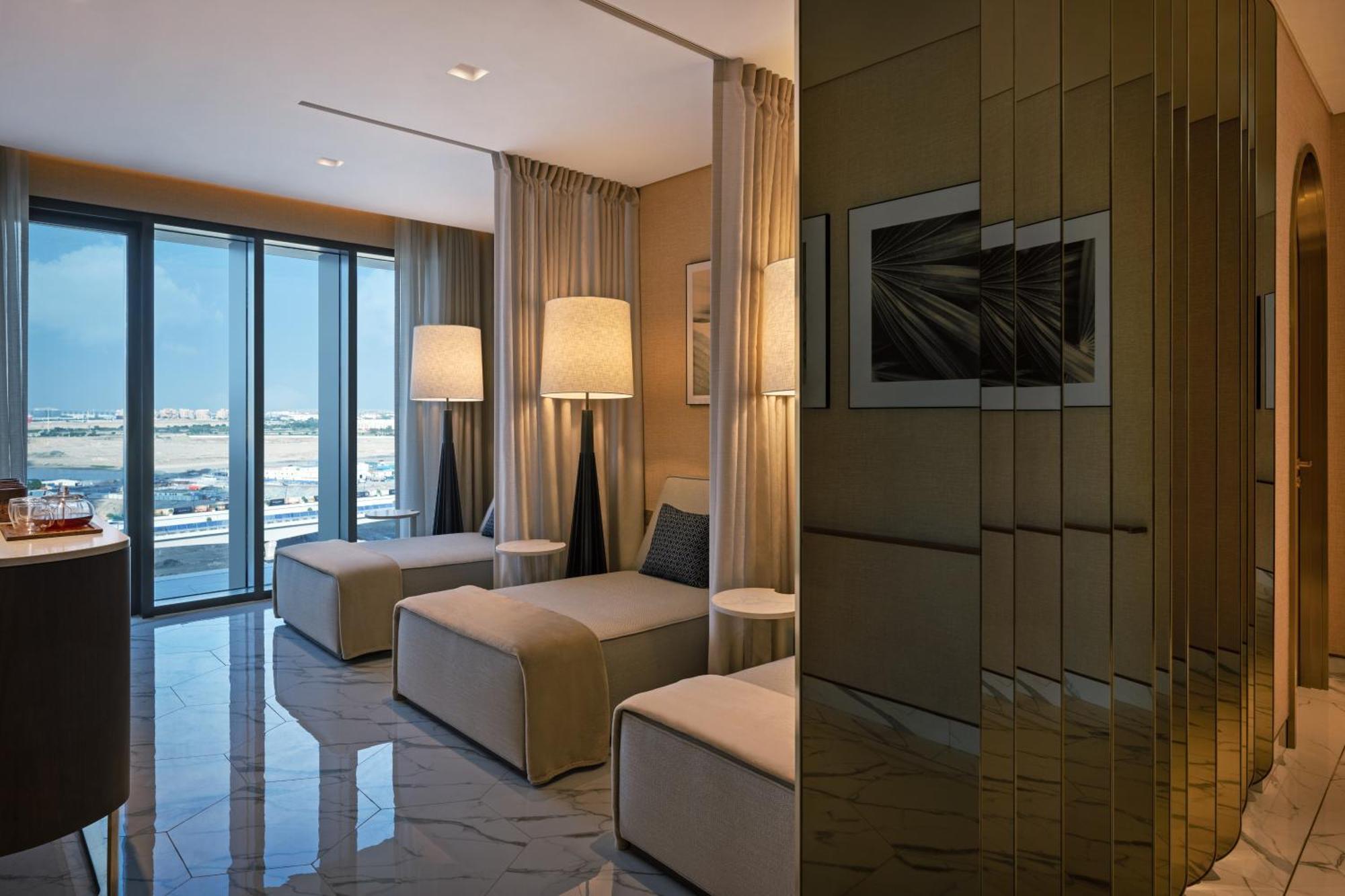 Palace Dubai Creek Harbour Exterior foto A room at the airport's Hilton hotel