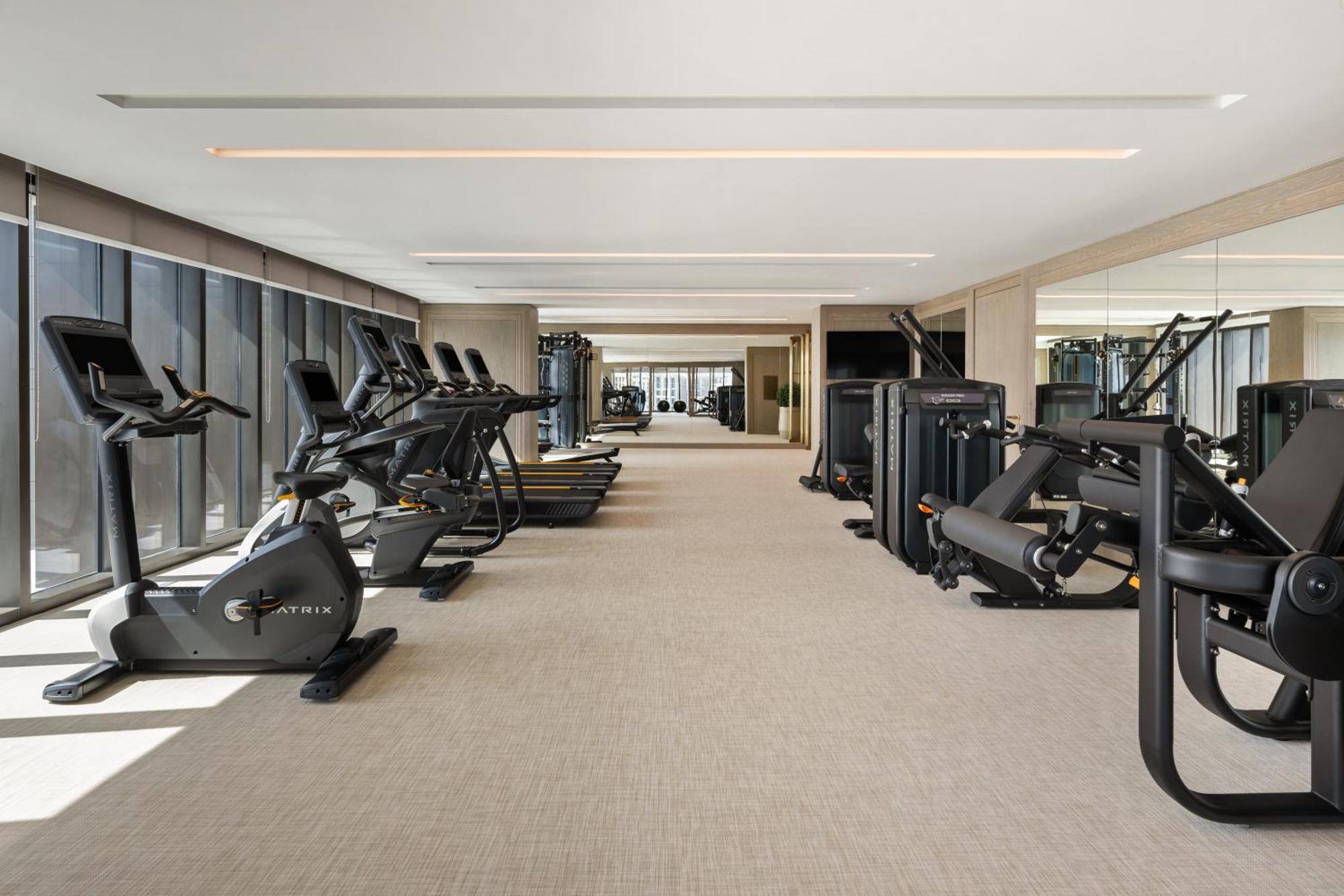 Palace Dubai Creek Harbour Exterior foto The gym at the hotel