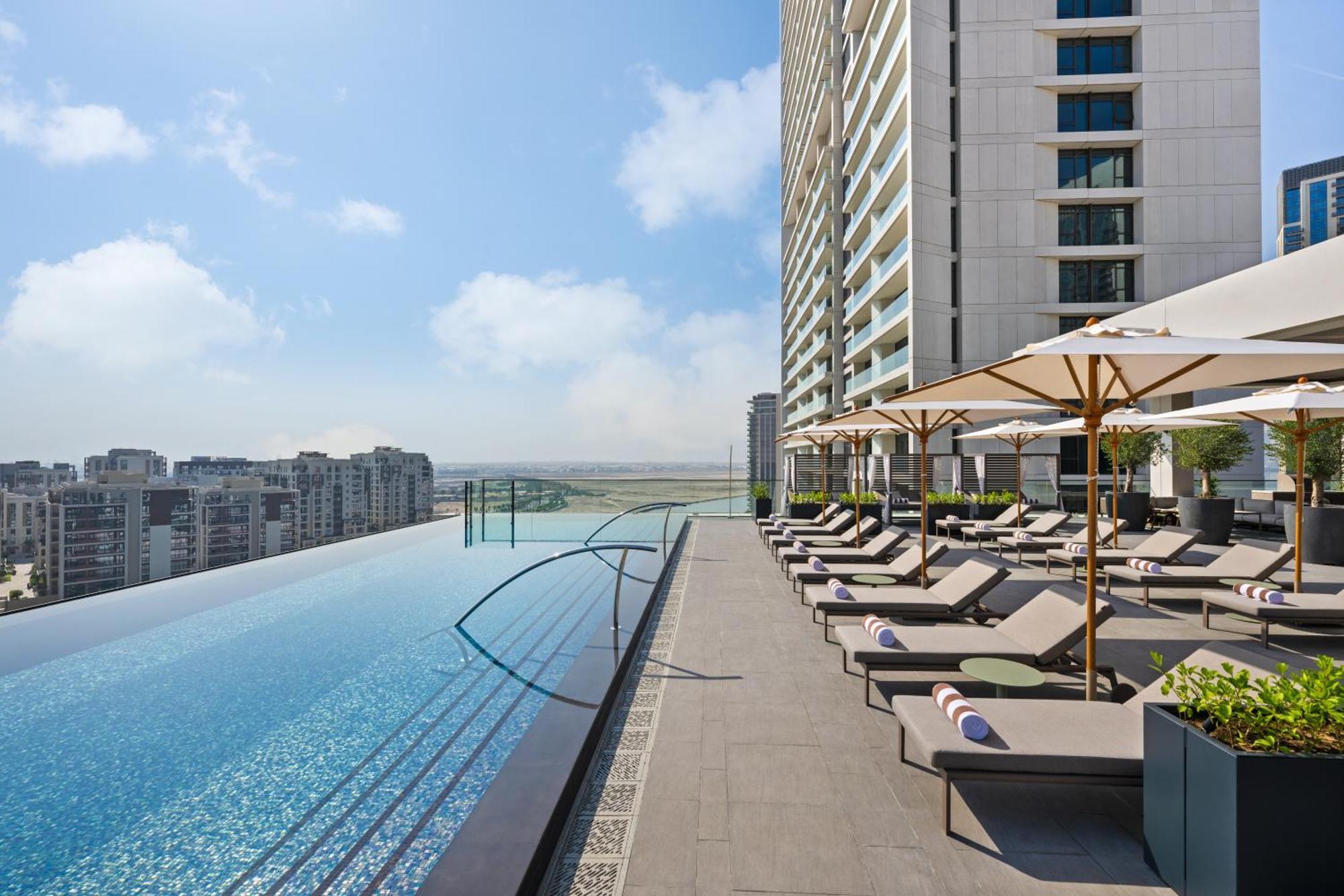 Palace Dubai Creek Harbour Exterior foto The swimming pool at the hotel